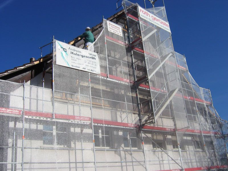 Eingerüstetes Gebäude mit ASM-Banner am Gerüst