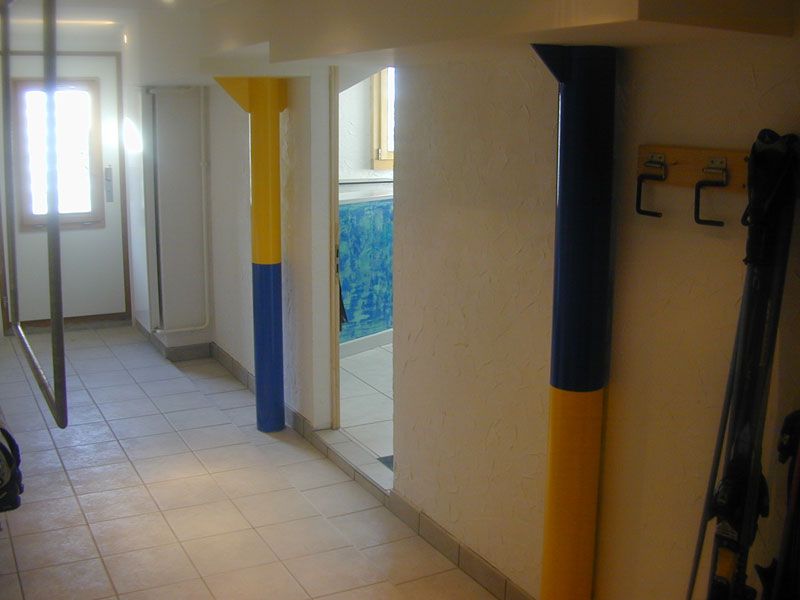 Korridor mit gelb und blau gestrichener Säule
