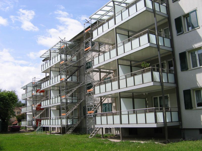 Eingerüstete Mehrfamilienhäuser während der Fassadenrenovation