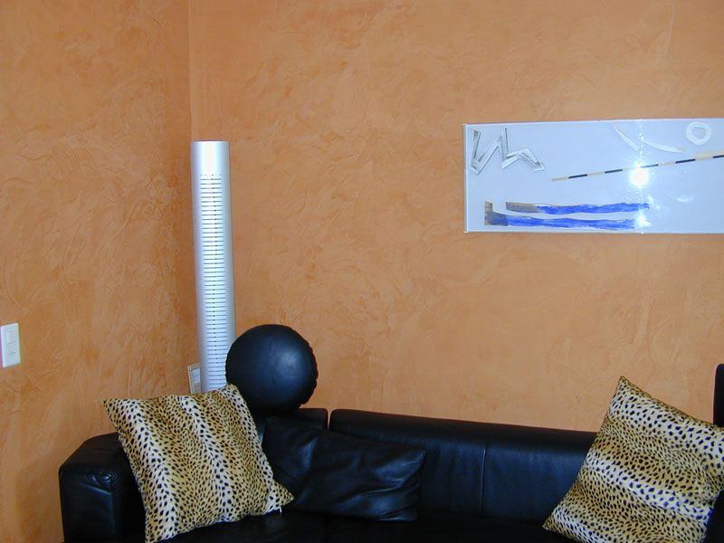 Wohnzimmer mit orangefarbener Wand in Lasurtechnik